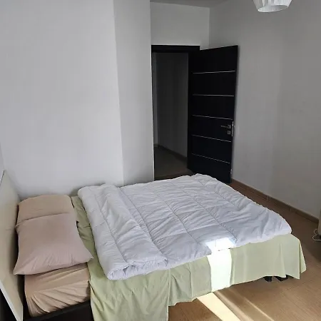 Apartman 3 Bedroom Flat At *